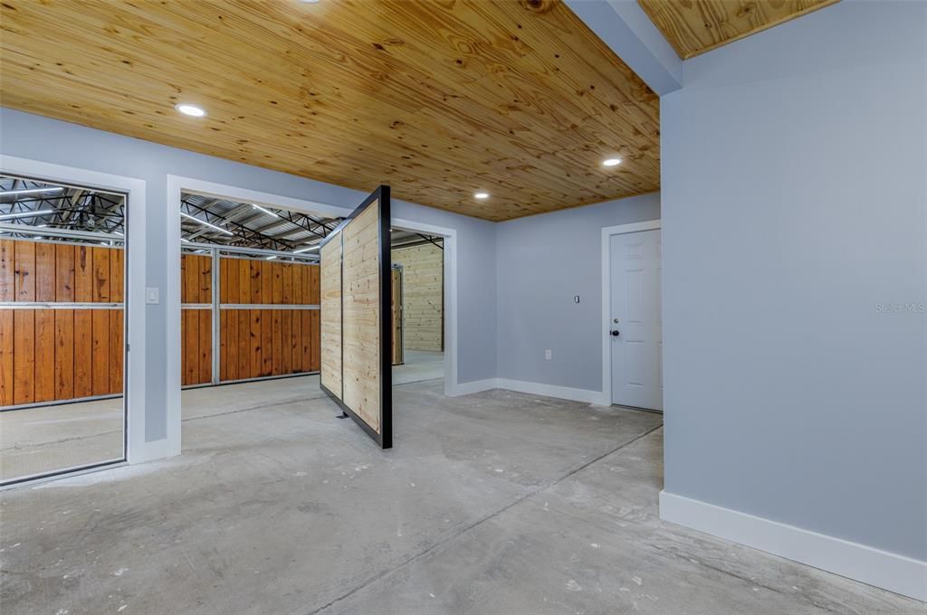 For Sale: $1,175,000 (2 beds, 1 baths, 710 Square Feet)