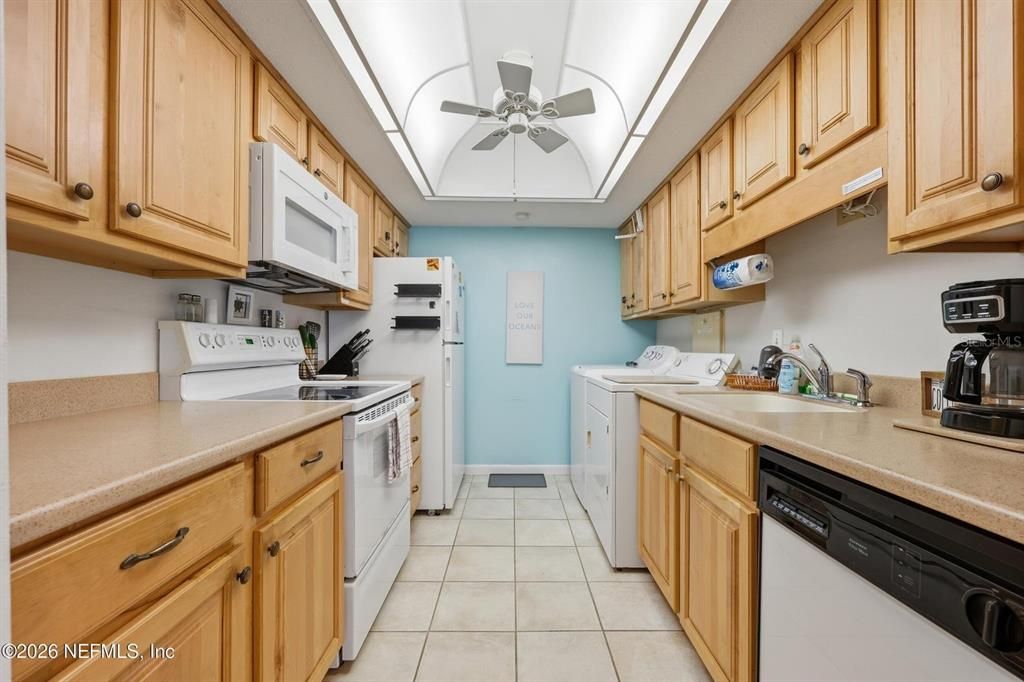 На продажу: $315,000 (2 спален, 2 ванн, 1004 Квадратных фут)