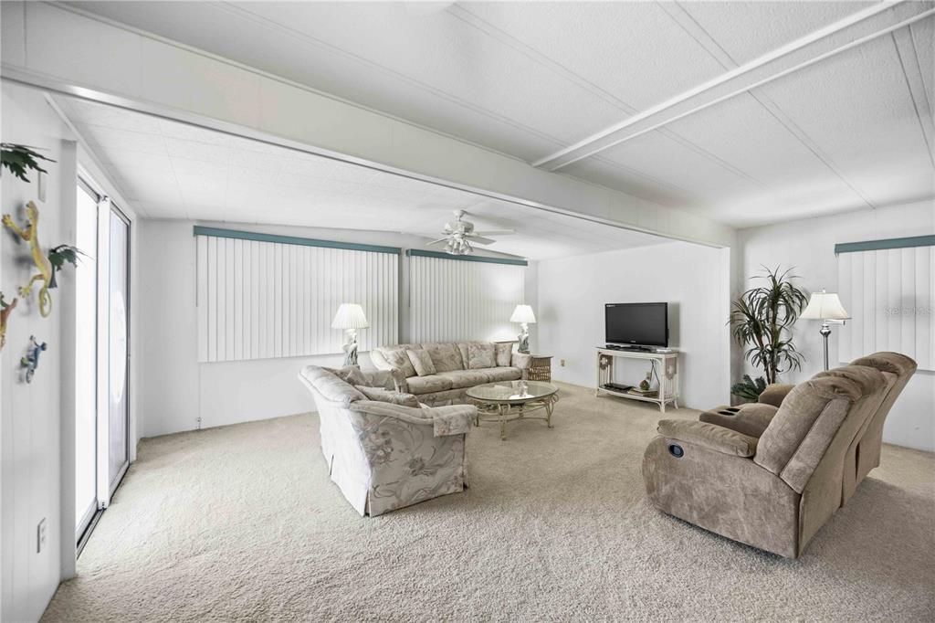 For Sale: $139,000 (2 beds, 2 baths, 1150 Square Feet)