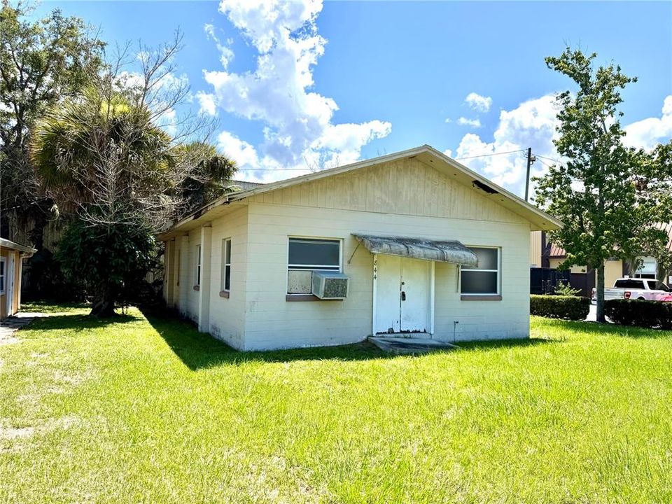 For Sale: $199,999 (1 beds, 1 baths, 1300 Square Feet)