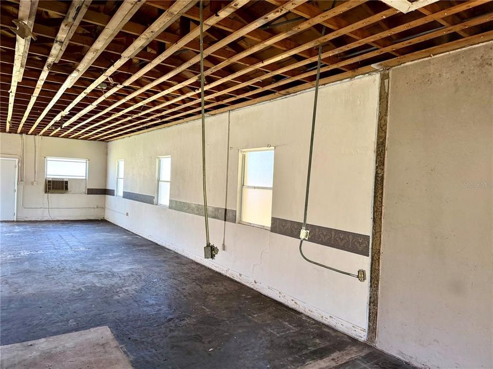 For Sale: $199,999 (1 beds, 1 baths, 1300 Square Feet)