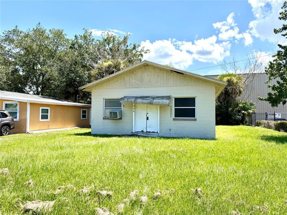 For Sale: $199,999 (1 beds, 1 baths, 1300 Square Feet)