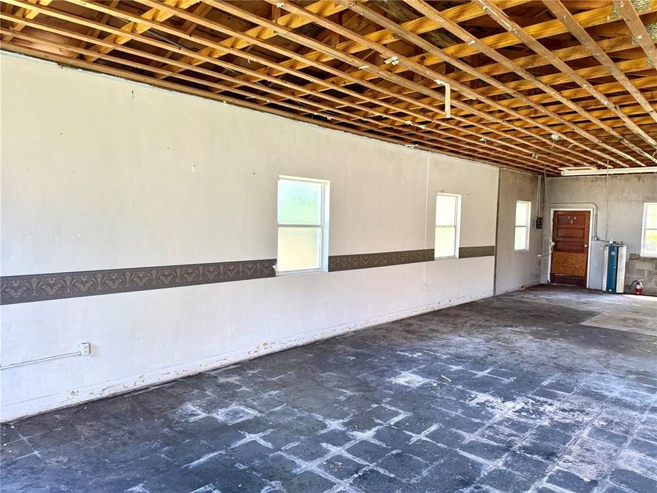 For Sale: $199,999 (1 beds, 1 baths, 1300 Square Feet)