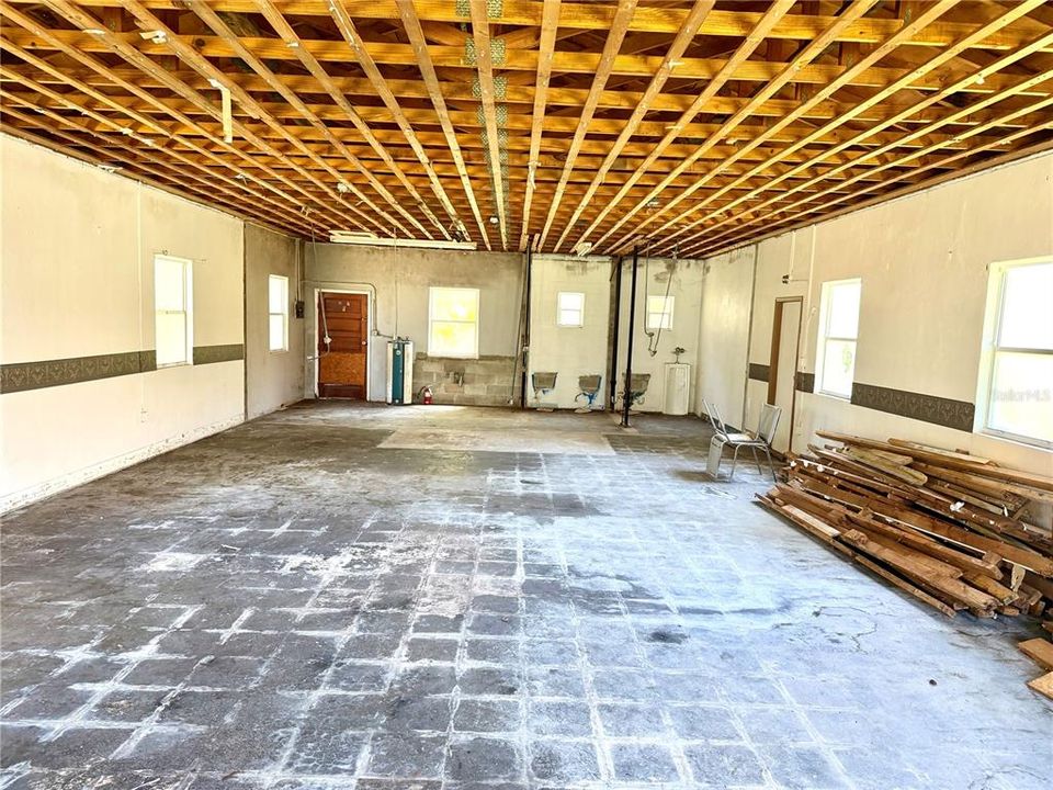 For Sale: $199,999 (1 beds, 1 baths, 1300 Square Feet)