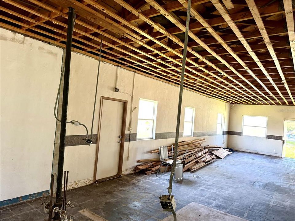 For Sale: $199,999 (1 beds, 1 baths, 1300 Square Feet)
