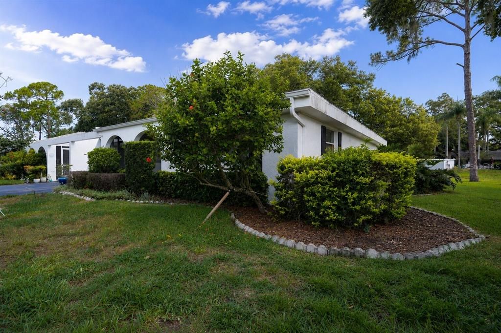 For Sale: $325,000 (2 beds, 2 baths, 1390 Square Feet)