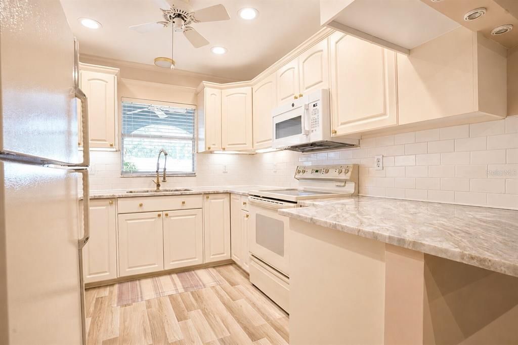 For Sale: $325,000 (2 beds, 2 baths, 1390 Square Feet)
