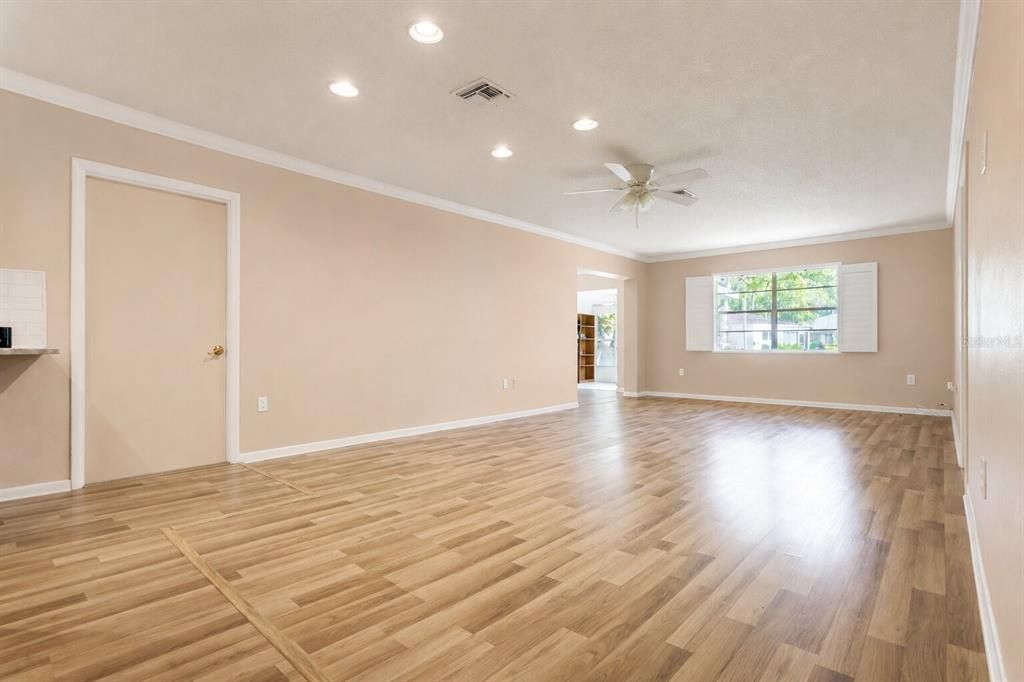 For Sale: $325,000 (2 beds, 2 baths, 1390 Square Feet)