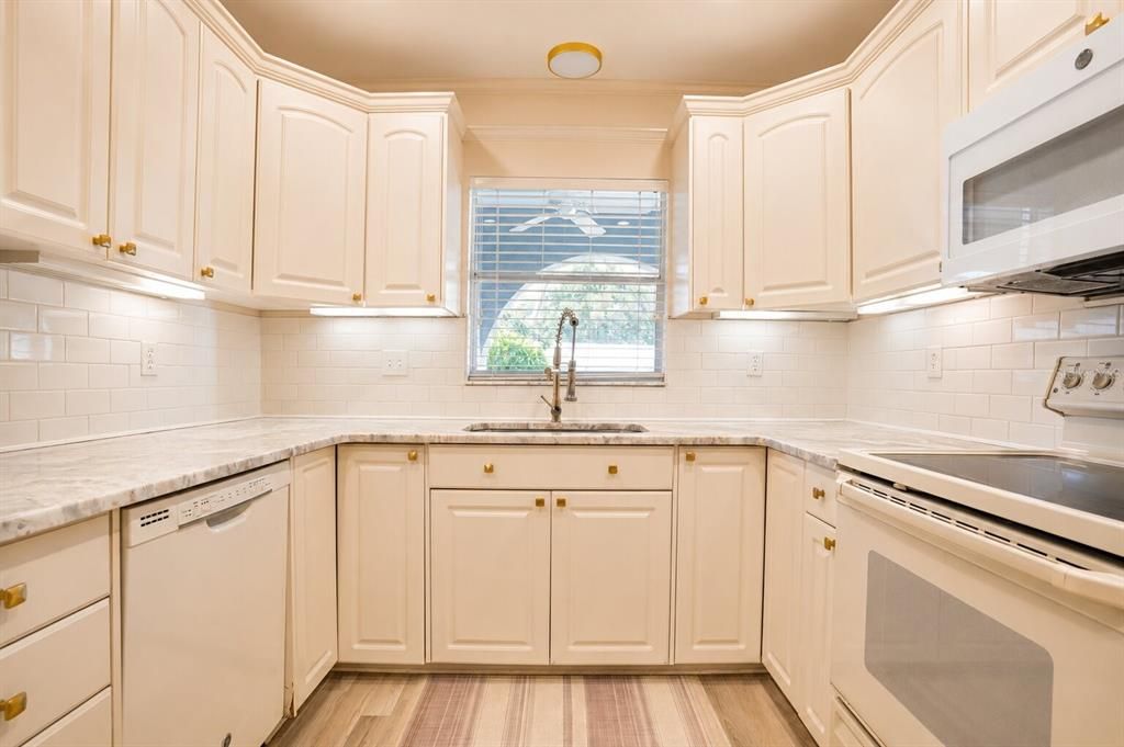 For Sale: $325,000 (2 beds, 2 baths, 1390 Square Feet)