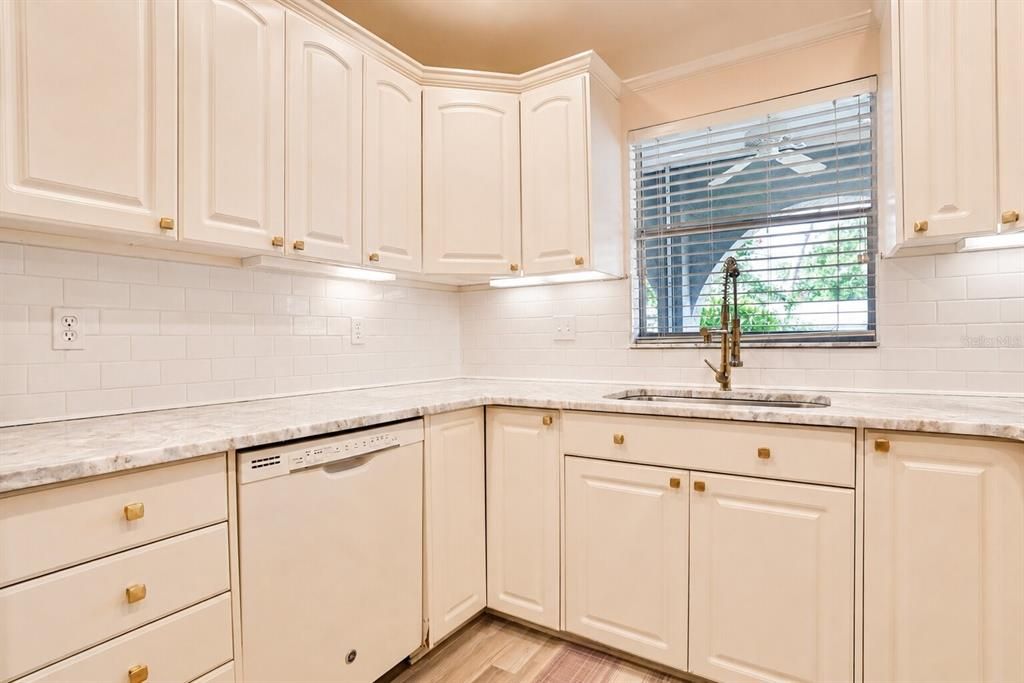 For Sale: $325,000 (2 beds, 2 baths, 1390 Square Feet)
