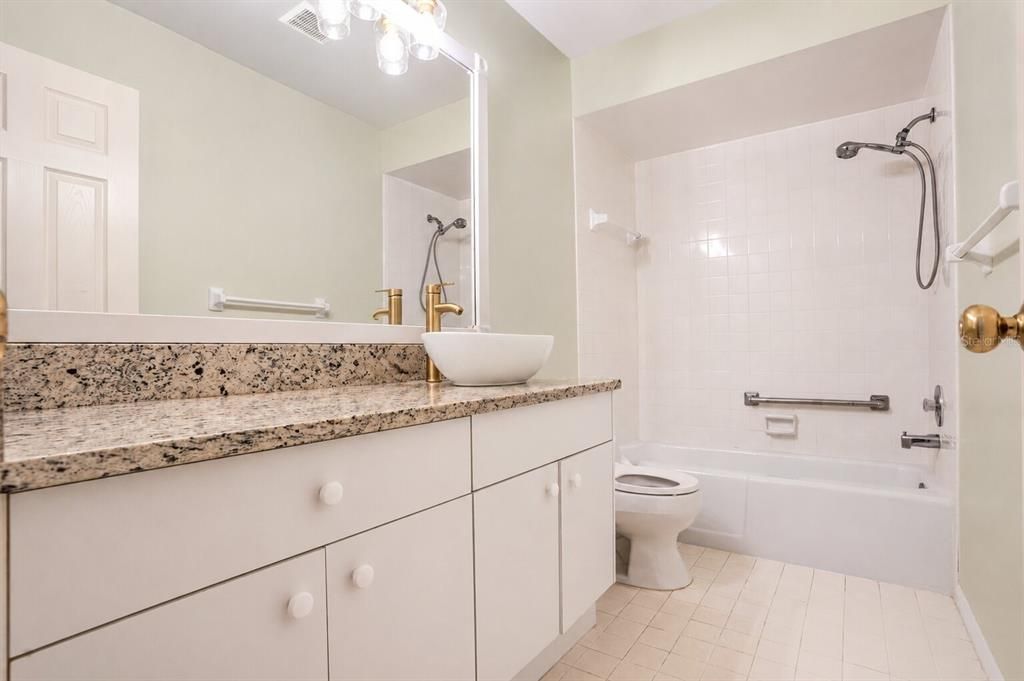 For Sale: $325,000 (2 beds, 2 baths, 1390 Square Feet)