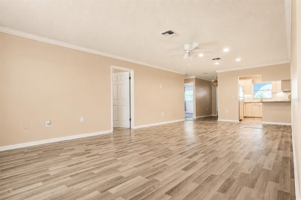 For Sale: $325,000 (2 beds, 2 baths, 1390 Square Feet)