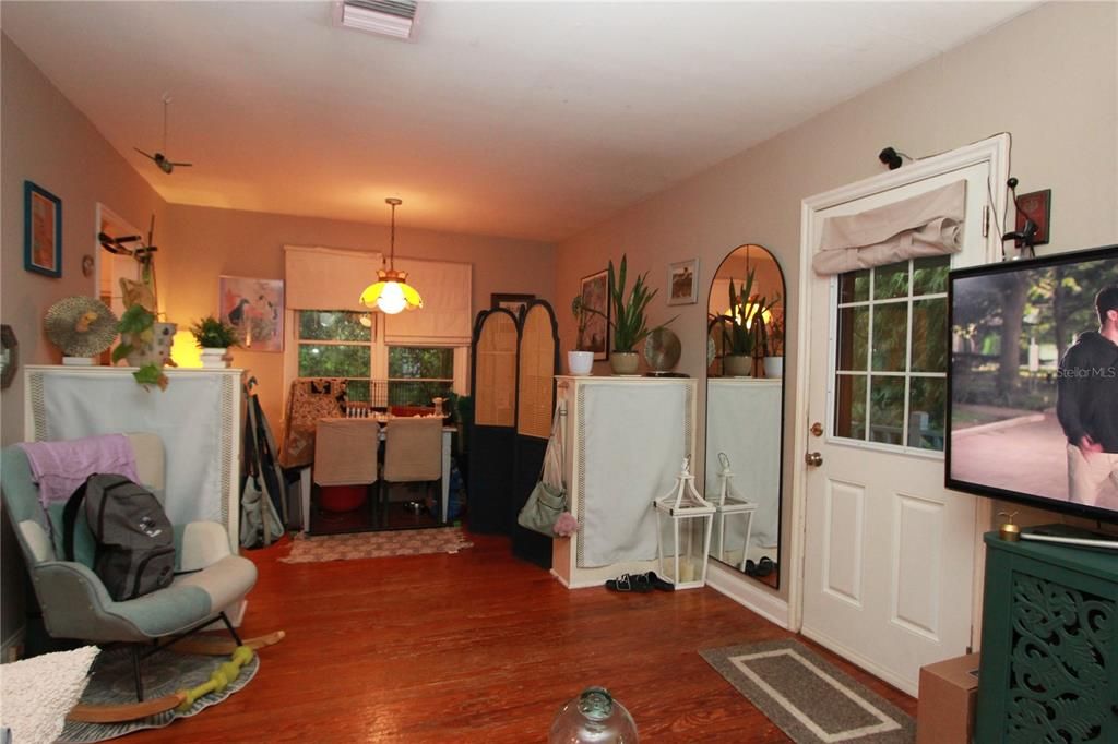For Rent: $1,395 (1 beds, 1 baths, 572 Square Feet)