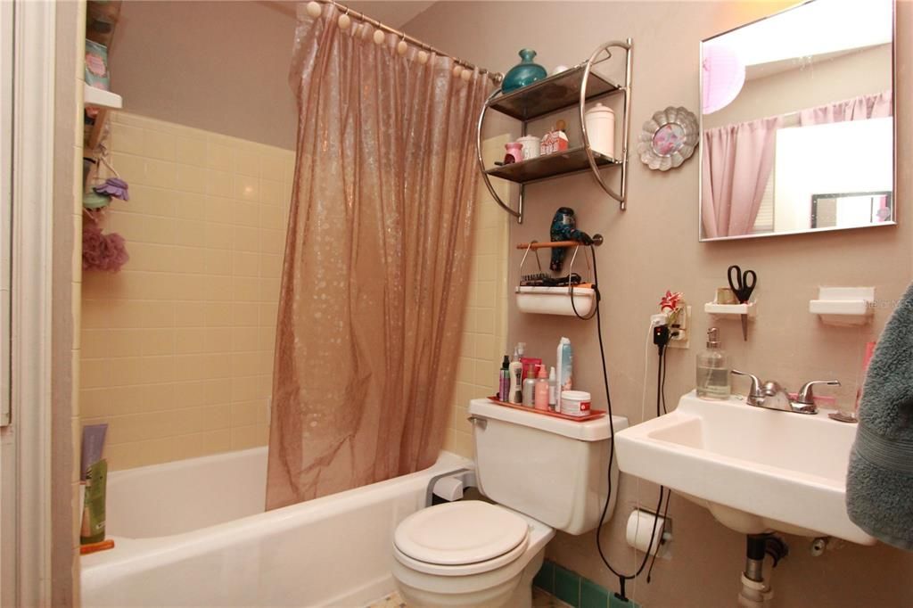 For Rent: $1,395 (1 beds, 1 baths, 572 Square Feet)