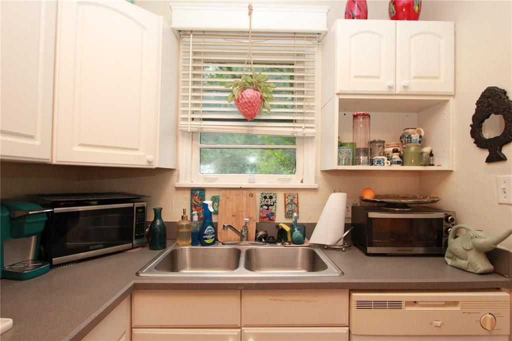 For Rent: $1,395 (1 beds, 1 baths, 572 Square Feet)