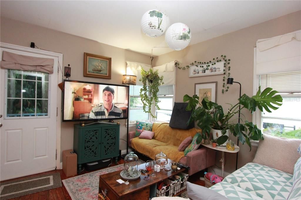For Rent: $1,395 (1 beds, 1 baths, 572 Square Feet)