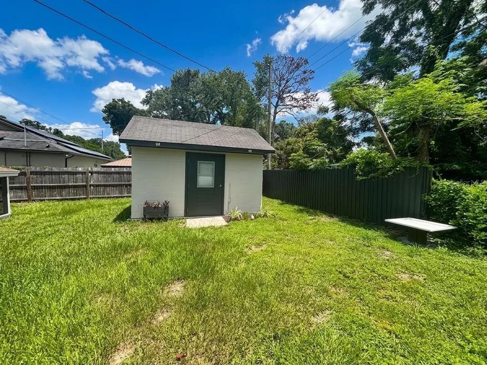 For Sale: $439,900 (5 beds, 2 baths, 1284 Square Feet)