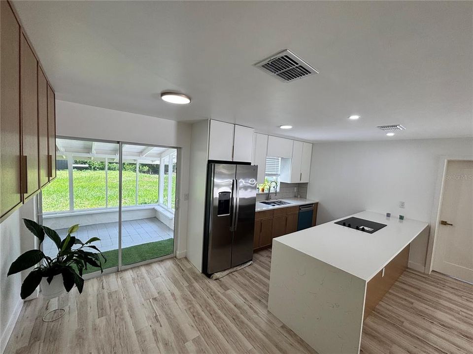 For Sale: $439,900 (5 beds, 2 baths, 1284 Square Feet)