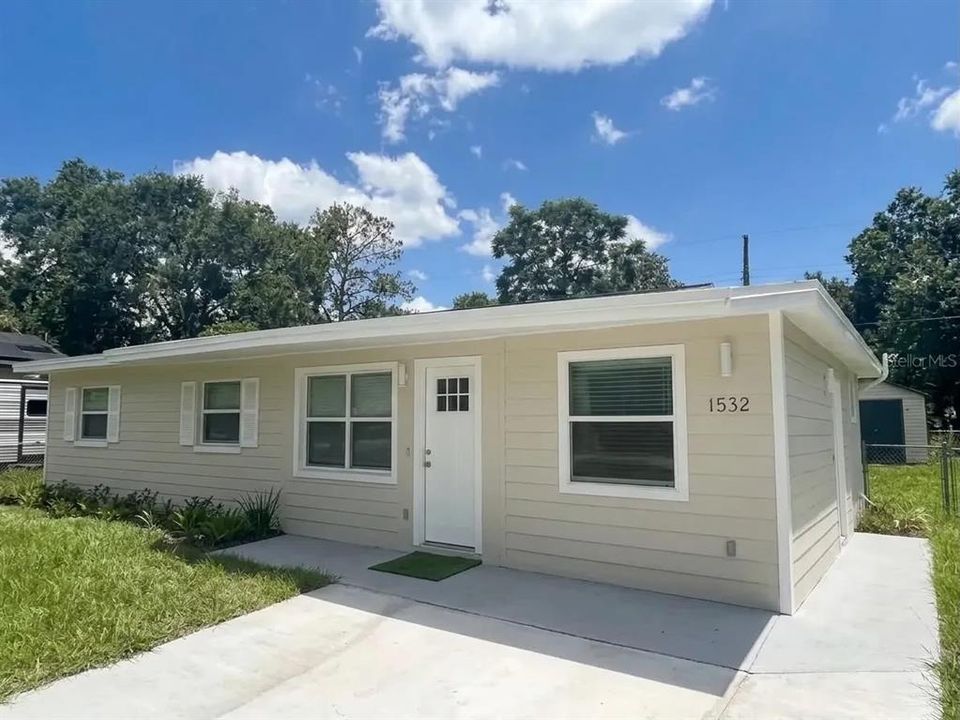 For Sale: $439,900 (5 beds, 2 baths, 1284 Square Feet)