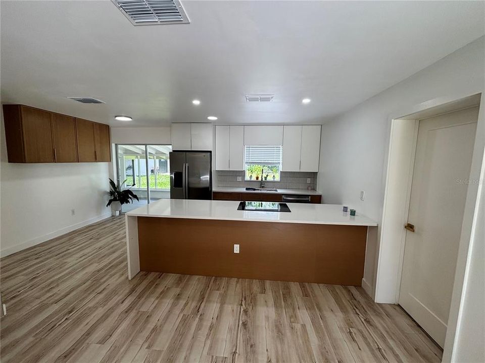 For Sale: $439,900 (5 beds, 2 baths, 1284 Square Feet)