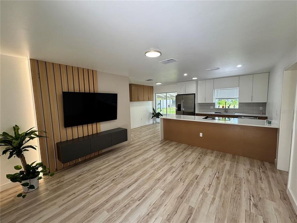 For Sale: $439,900 (5 beds, 2 baths, 1284 Square Feet)