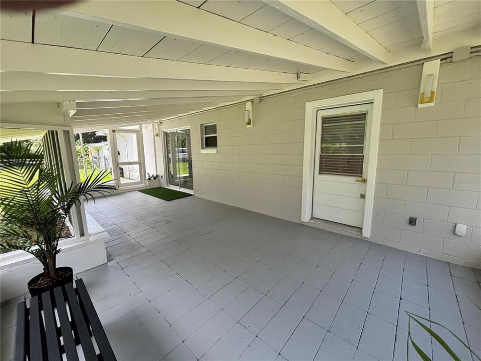 For Sale: $439,900 (5 beds, 2 baths, 1284 Square Feet)