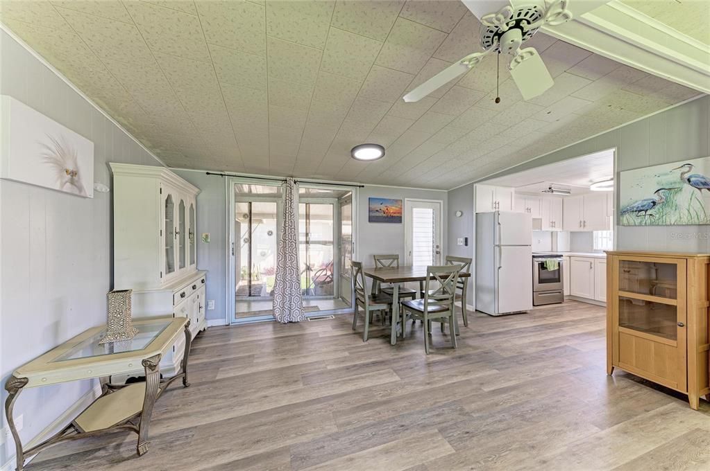 For Sale: $160,000 (2 beds, 1 baths, 1147 Square Feet)