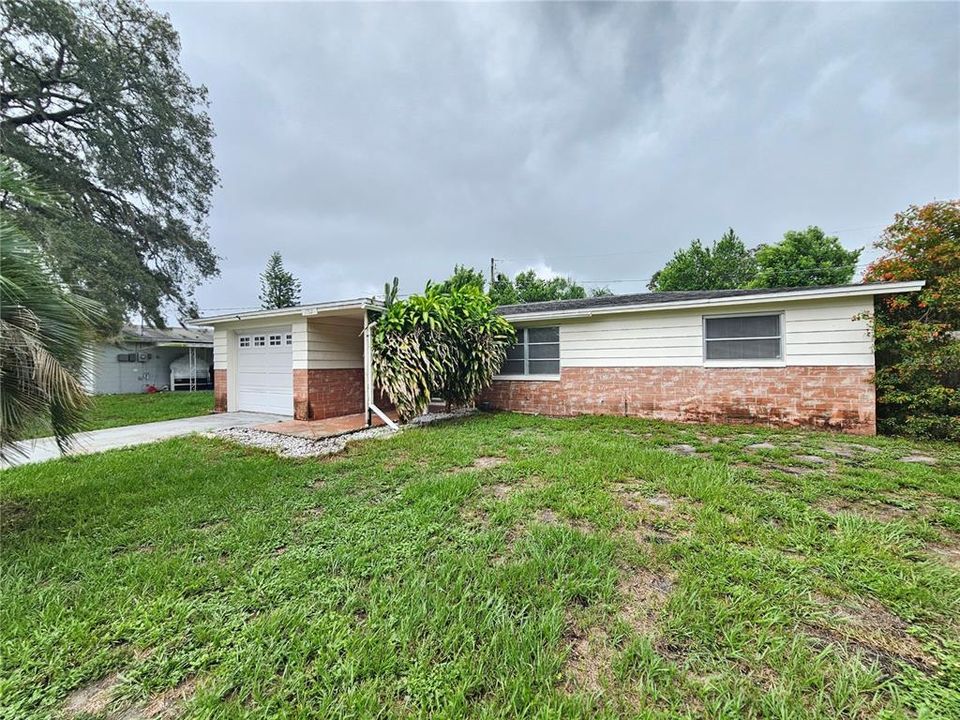 Active With Contract: $1,350 (2 beds, 1 baths, 960 Square Feet)