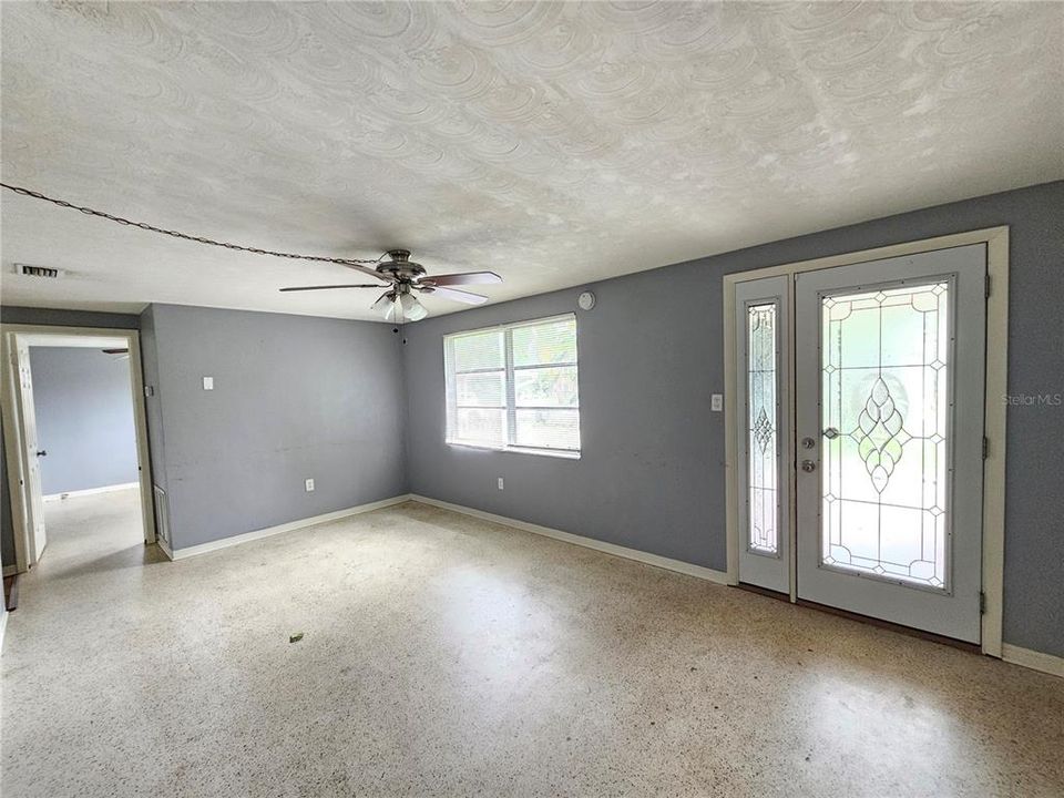 Active With Contract: $1,350 (2 beds, 1 baths, 960 Square Feet)