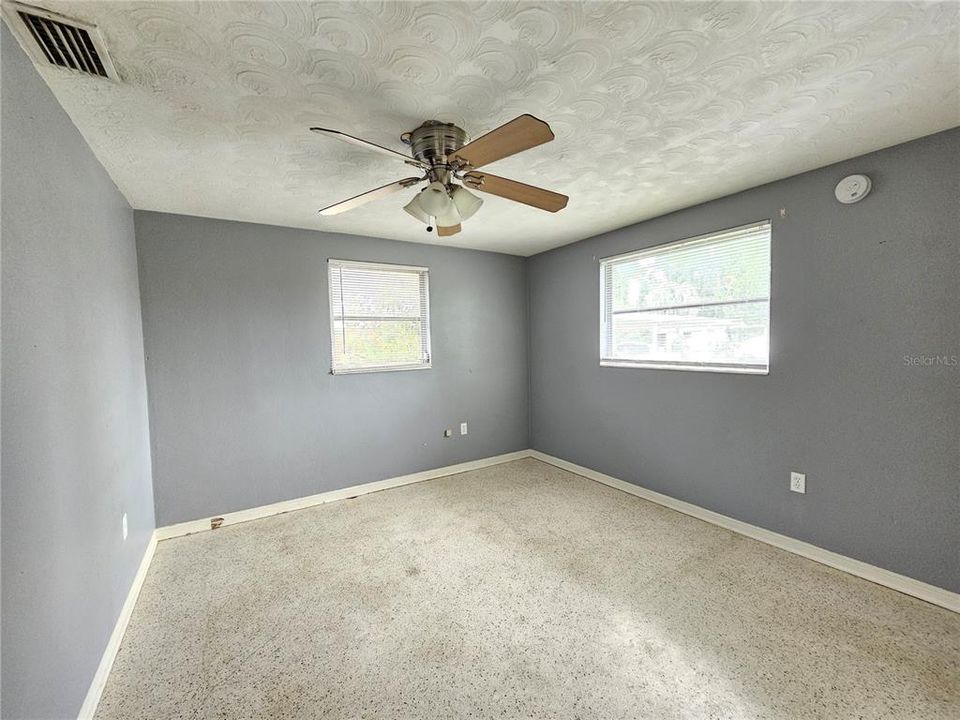 Active With Contract: $1,350 (2 beds, 1 baths, 960 Square Feet)