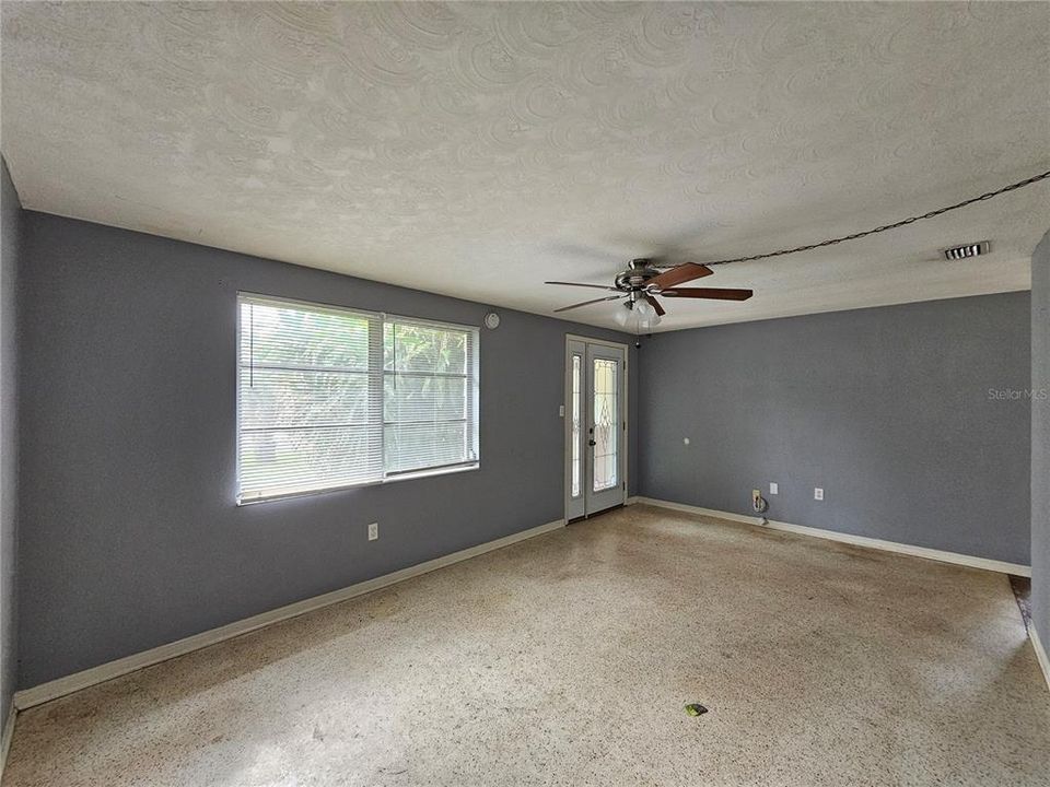 Active With Contract: $1,350 (2 beds, 1 baths, 960 Square Feet)