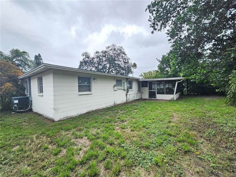 Active With Contract: $1,350 (2 beds, 1 baths, 960 Square Feet)