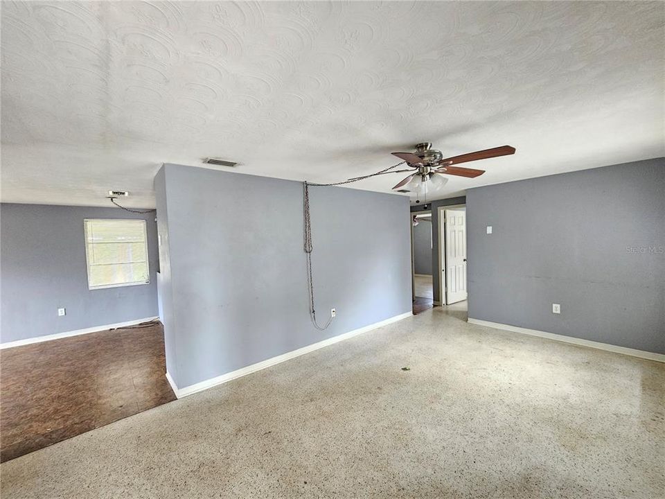 Active With Contract: $1,350 (2 beds, 1 baths, 960 Square Feet)