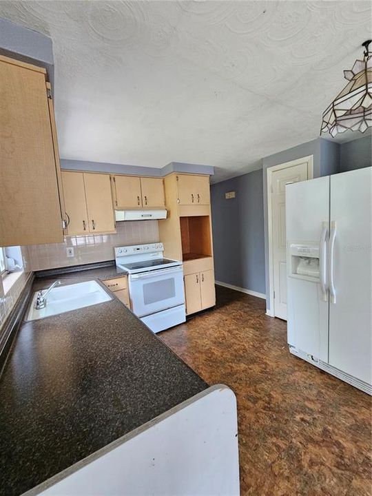 Active With Contract: $1,350 (2 beds, 1 baths, 960 Square Feet)