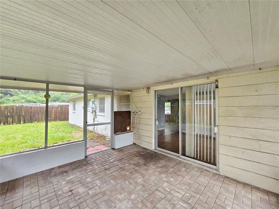 Active With Contract: $1,350 (2 beds, 1 baths, 960 Square Feet)