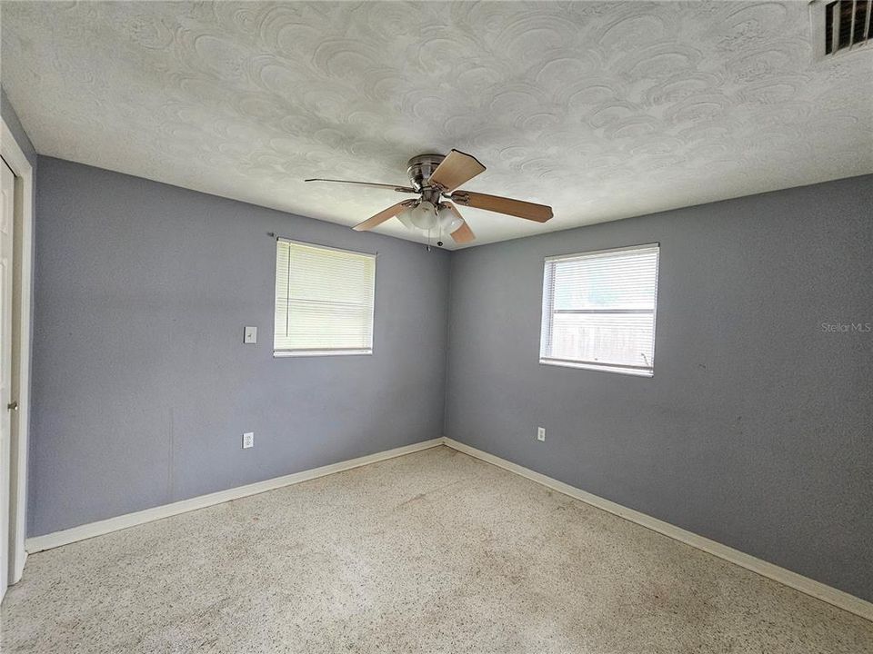 Active With Contract: $1,350 (2 beds, 1 baths, 960 Square Feet)