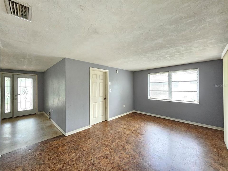 Active With Contract: $1,350 (2 beds, 1 baths, 960 Square Feet)