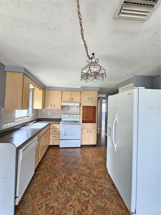 Active With Contract: $1,350 (2 beds, 1 baths, 960 Square Feet)