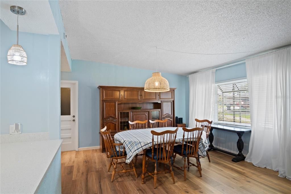 For Sale: $349,800 (3 beds, 2 baths, 1549 Square Feet)