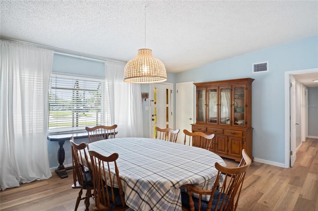 For Sale: $349,800 (3 beds, 2 baths, 1549 Square Feet)