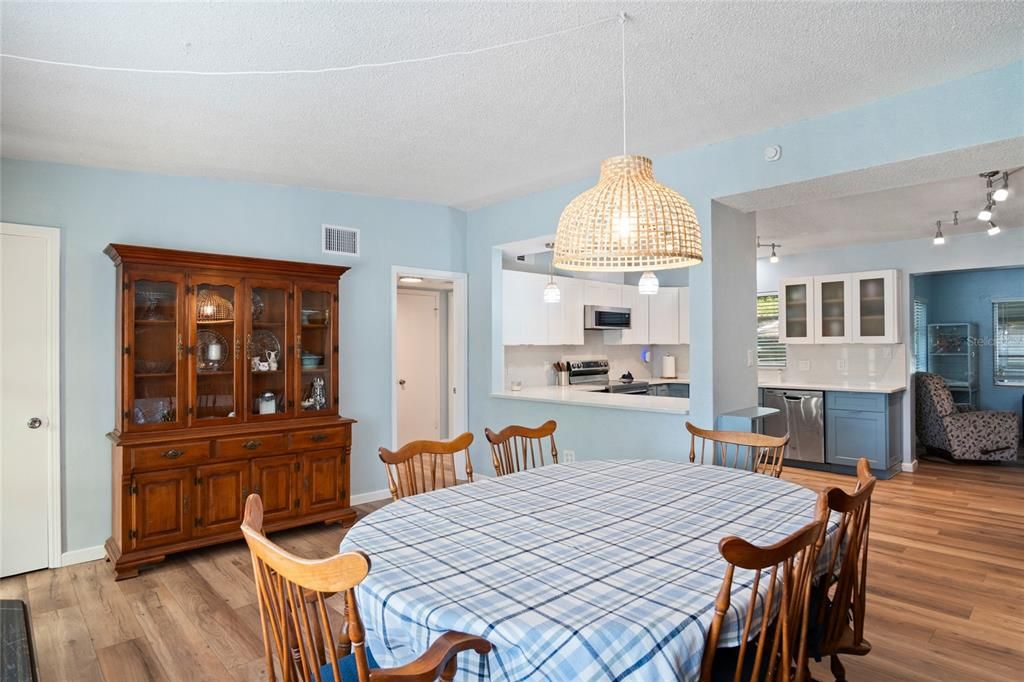 For Sale: $349,800 (3 beds, 2 baths, 1549 Square Feet)