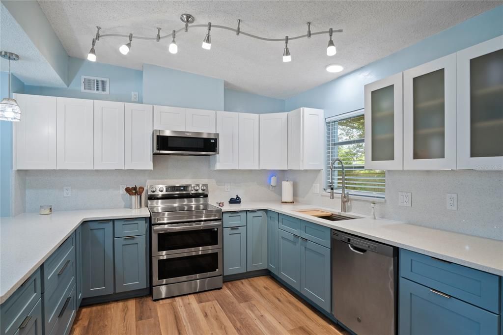 For Sale: $349,800 (3 beds, 2 baths, 1549 Square Feet)