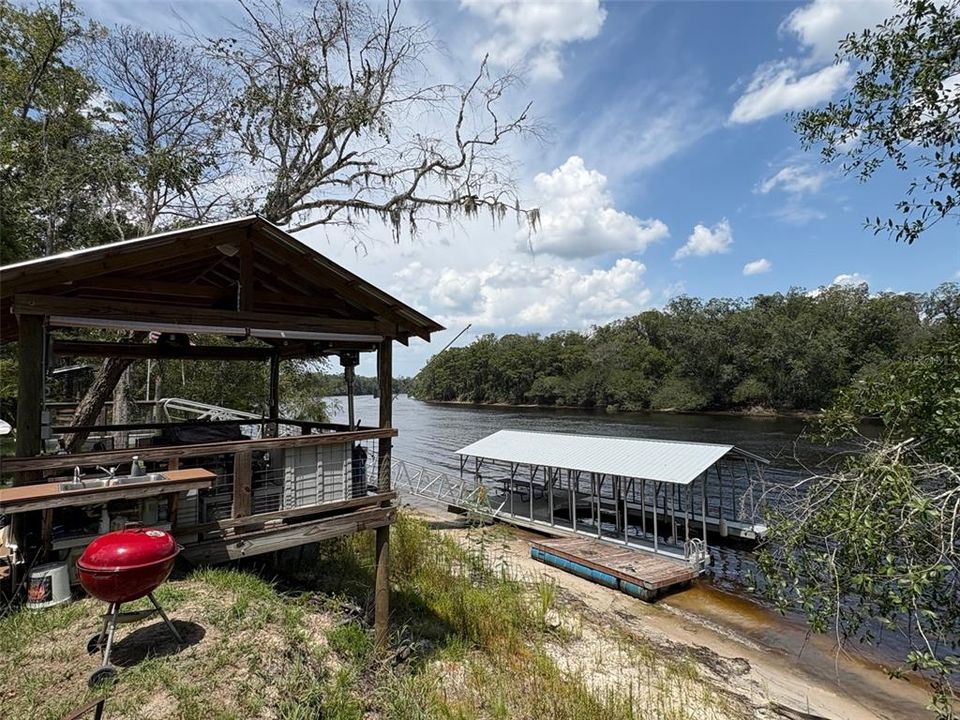 待售: $359,000 (4.22 acres)
