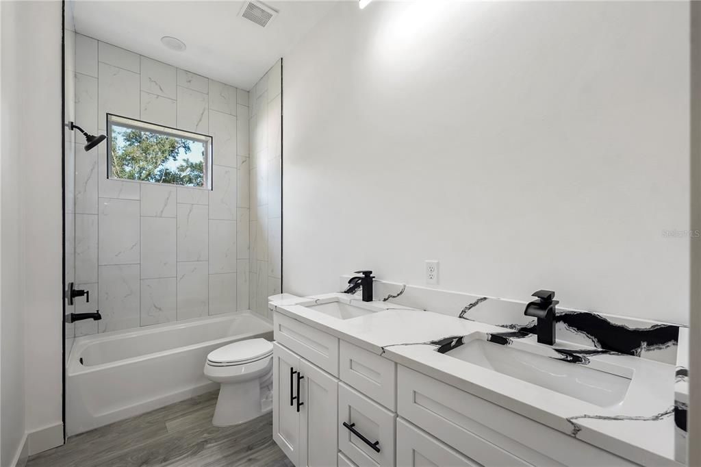 En Venta: $649,000 (4 camas, 3 baños, 2972 Pies cuadrados)