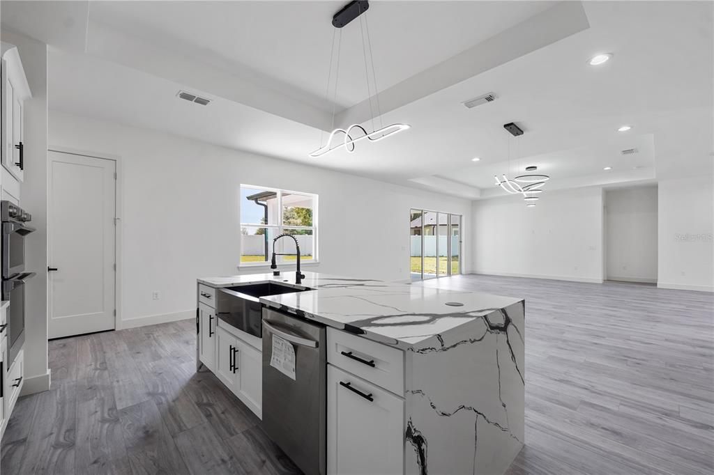 En Venta: $649,000 (4 camas, 3 baños, 2972 Pies cuadrados)