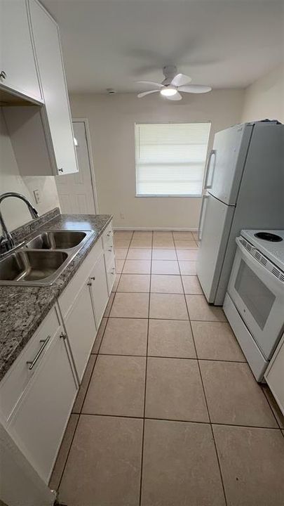В аренду: $1,400 (2 спален, 1 ванн, 810 Квадратных фут)