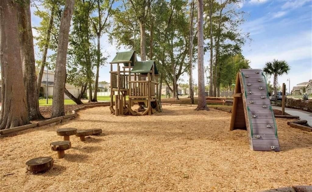 Под контрактом: $469,900 (3 спален, 2 ванн, 1849 Квадратных фут)