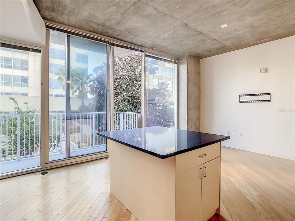 For Sale: $184,900 (1 beds, 1 baths, 729 Square Feet)