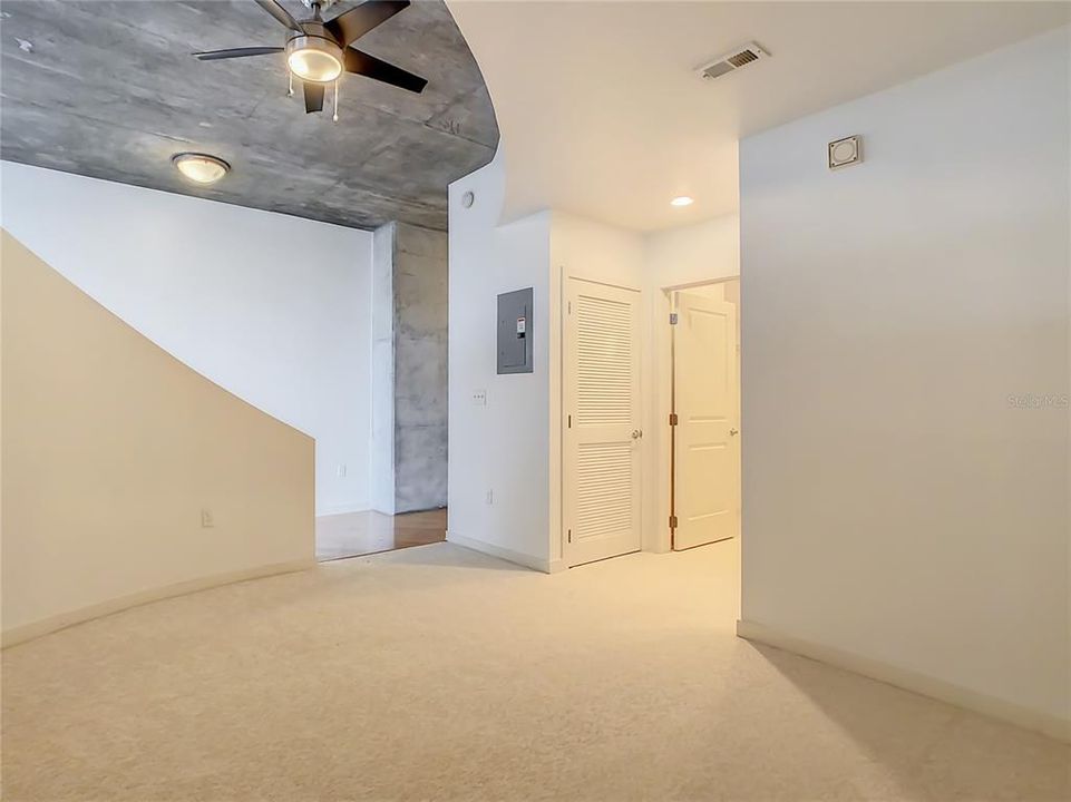 For Sale: $184,900 (1 beds, 1 baths, 729 Square Feet)