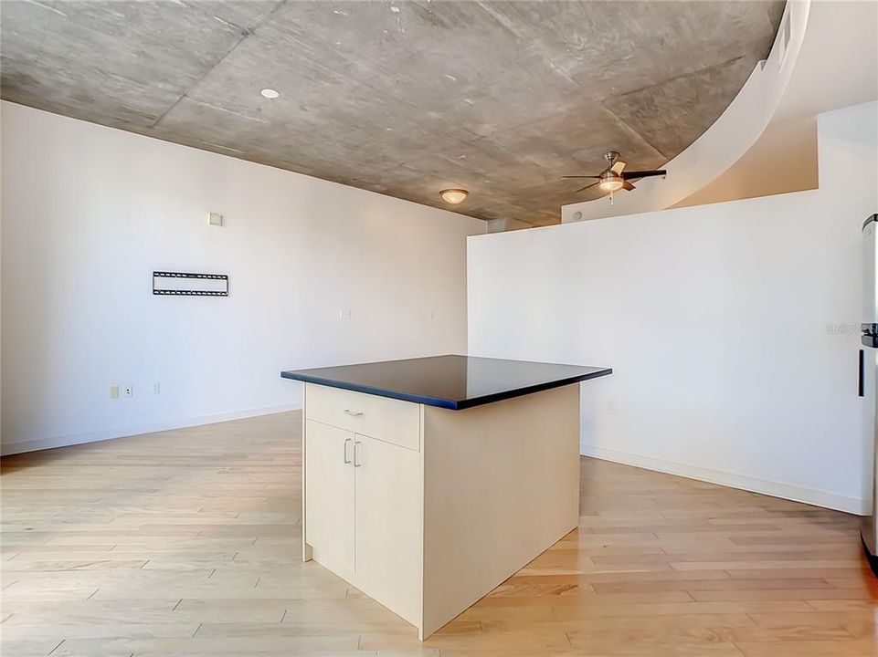 For Sale: $184,900 (1 beds, 1 baths, 729 Square Feet)